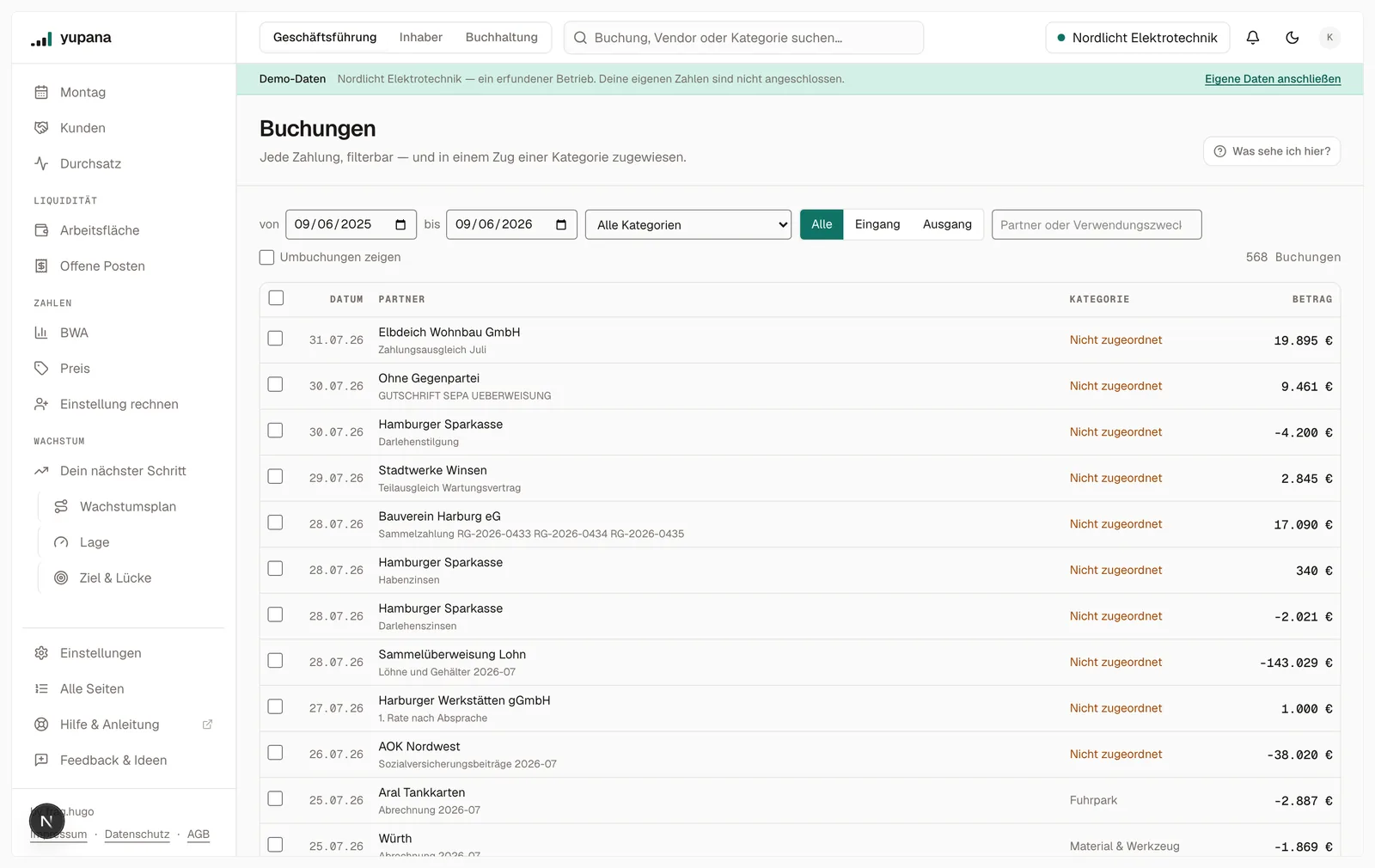 Die Buchungsliste des Demo-Mandanten über zwölf Monate mit 568 Buchungen: oben die Filter für Zeitraum, Kategorie, Konto und Richtung, darunter je Zeile Datum, Partner, Verwendungszweck, Kategorie und Betrag. Mehrere Zeilen tragen die Kategorie „Nicht zugeordnet“.