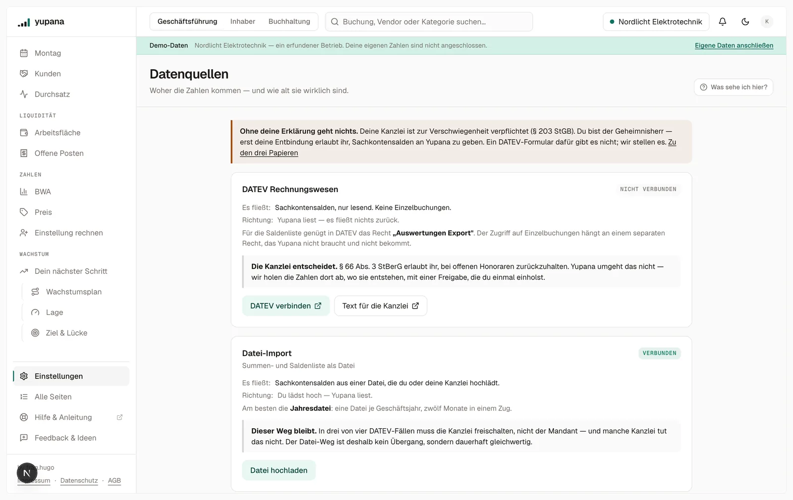Die Seite Datenquellen mit einer Karte je Anbindung: DATEV Rechnungswesen als nicht verbunden, der Datei-Import als verbunden — je Karte, was fließt, in welche Richtung, und was zu tun ist.
