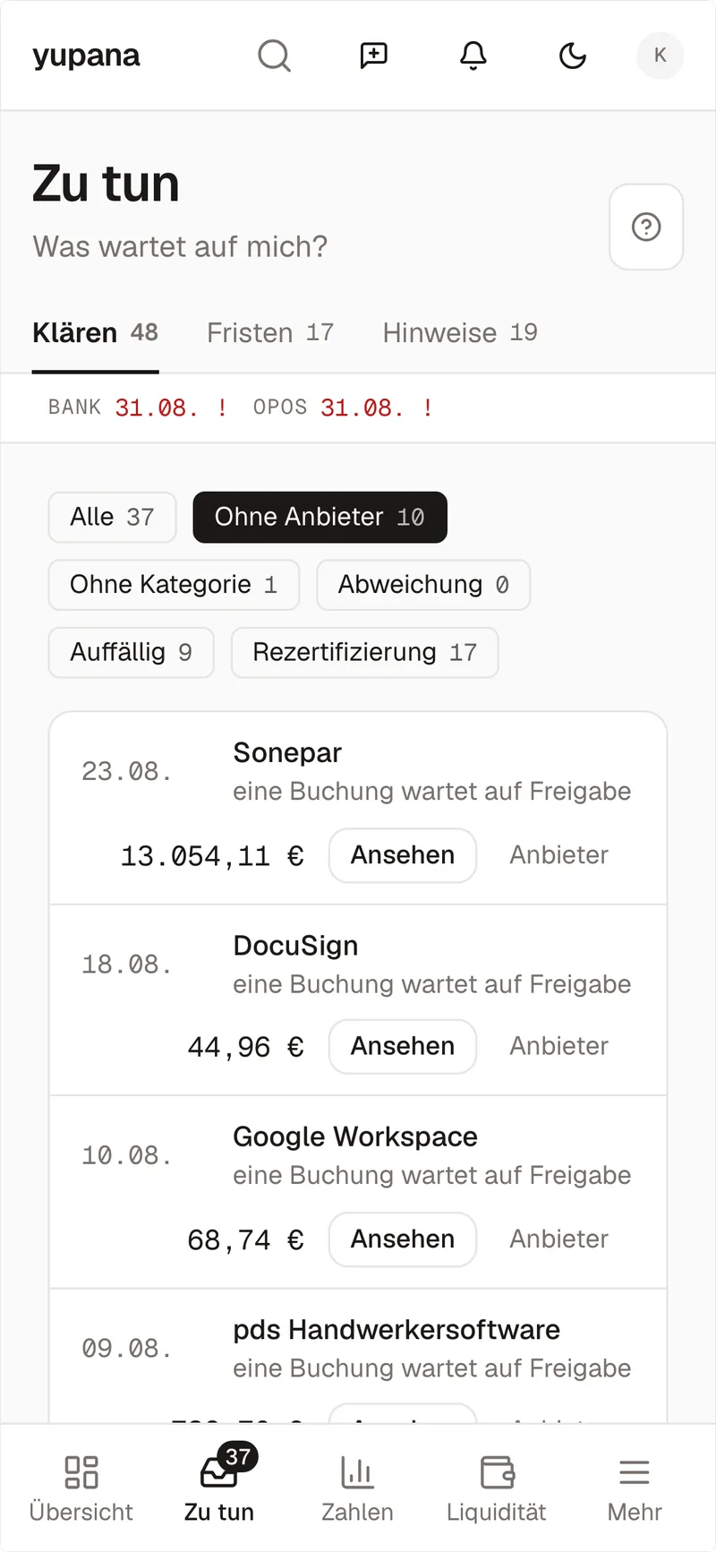 Die Liste „Klären“ auf dem Telefon im Demo-Mandanten: 48 offene Punkte, gefiltert nach „Ohne Anbieter“ (10 von 37); oben Sonepar vom 23.08. über 13.054,11 Euro mit dem Hinweis „eine Buchung wartet auf Freigabe“ und den Knöpfen „Ansehen“ und „Anbieter“, darunter DocuSign vom 18.08.