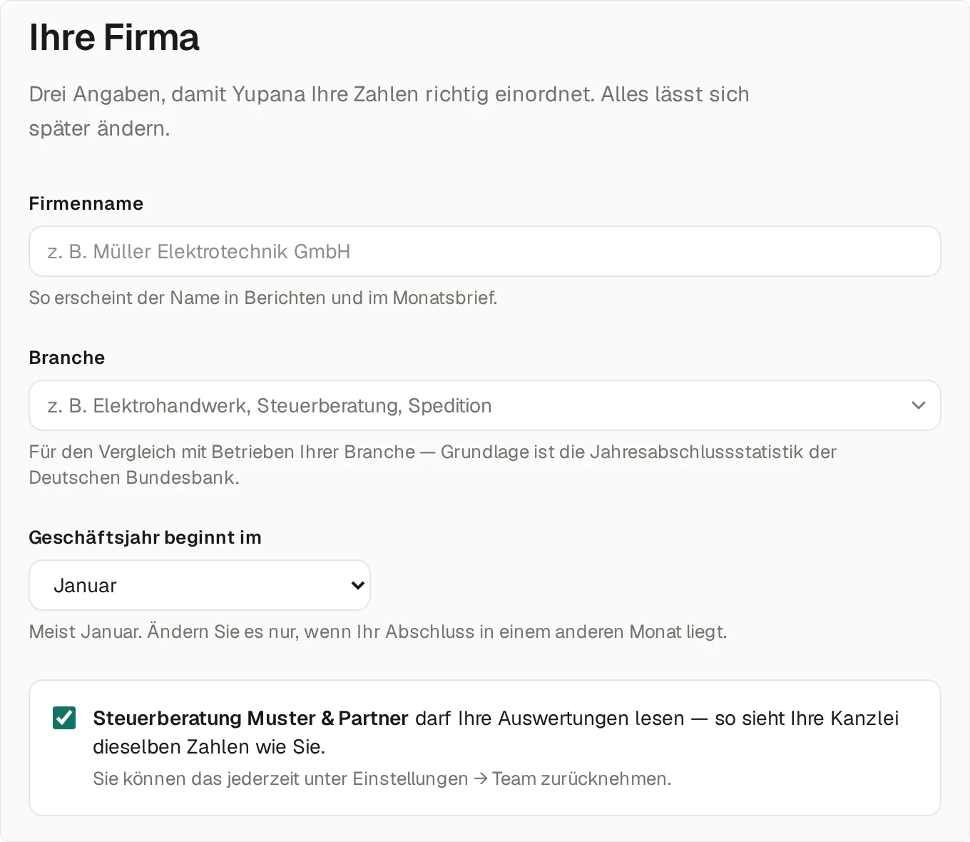 Schritt „Ihre Firma“ im Einrichtungs-Assistenten: Felder für Firmenname, Branche und Beginn des Geschäftsjahrs, darunter der gesetzte Haken „Steuerberatung Muster & Partner darf Ihre Auswertungen lesen — so sieht Ihre Kanzlei dieselben Zahlen wie Sie.“ mit dem Hinweis, dass sich das unter Einstellungen → Team zurücknehmen lässt.