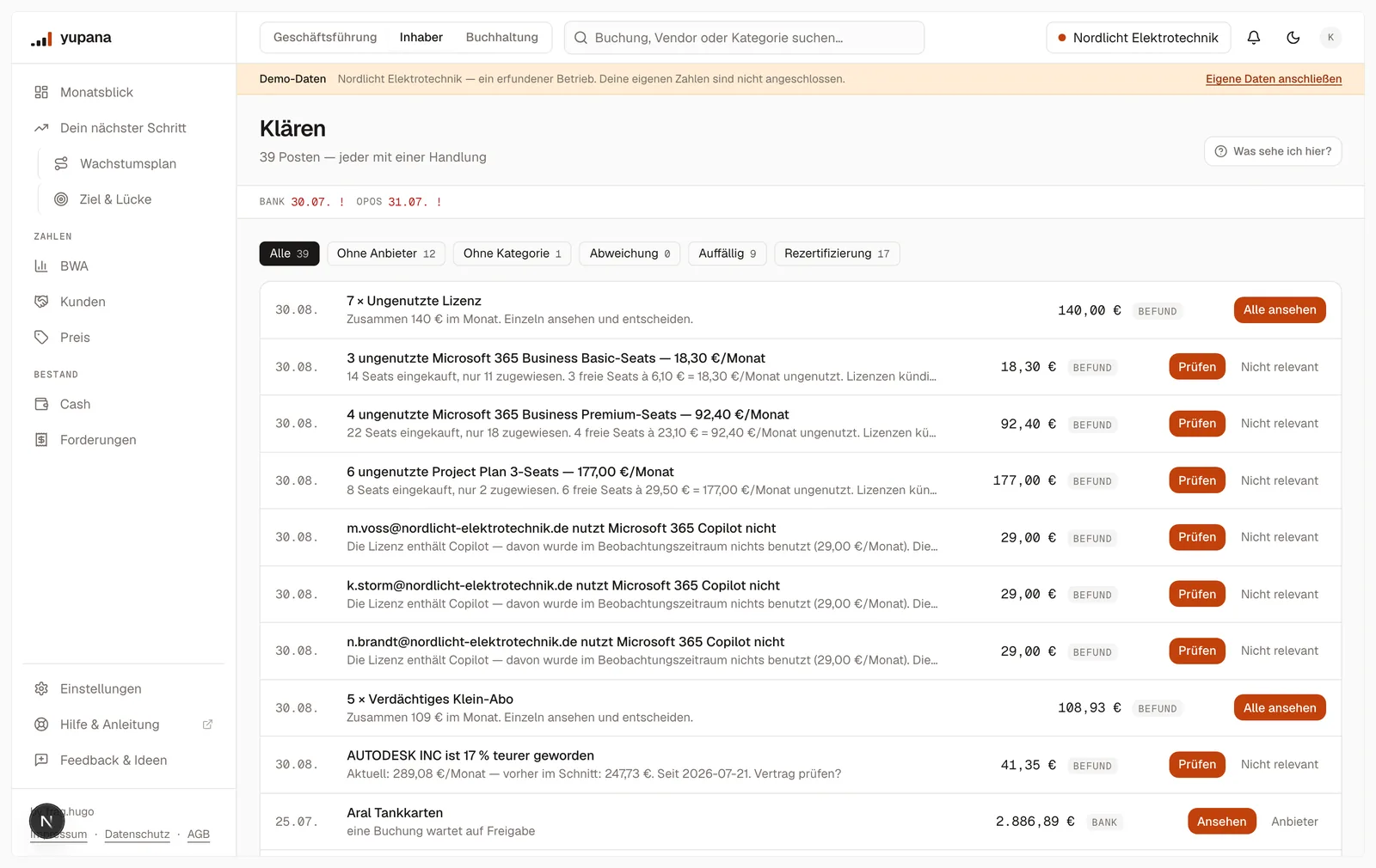 Die Seite Klären: oben Filter-Chips für Alle, Ohne Anbieter, Ohne Kategorie, Abweichung, Auffällig und Rezertifizierung mit ihren Zählern, darunter eine Liste mit Datum, Bezeichnung, Betrag, Herkunftschip und zwei Handlungsknöpfen je Zeile.