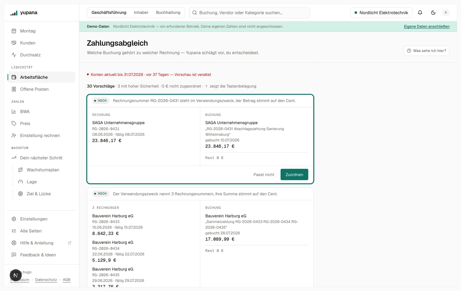 Der Zahlungsabgleich des Demo-Mandanten: 30 Vorschläge, davon 3 mit hoher Sicherheit. Der erste Vorschlag zeigt links die Rechnung RG-2026-0431 über 23.846,17 Euro, rechts die gleich hohe Buchung, dazwischen die Begründung „Rechnungsnummer steht im Verwendungszweck, der Betrag stimmt auf den Cent“. Der zweite Vorschlag fasst drei Rechnungen zu einer Sammelzahlung über 17.089,99 Euro zusammen.