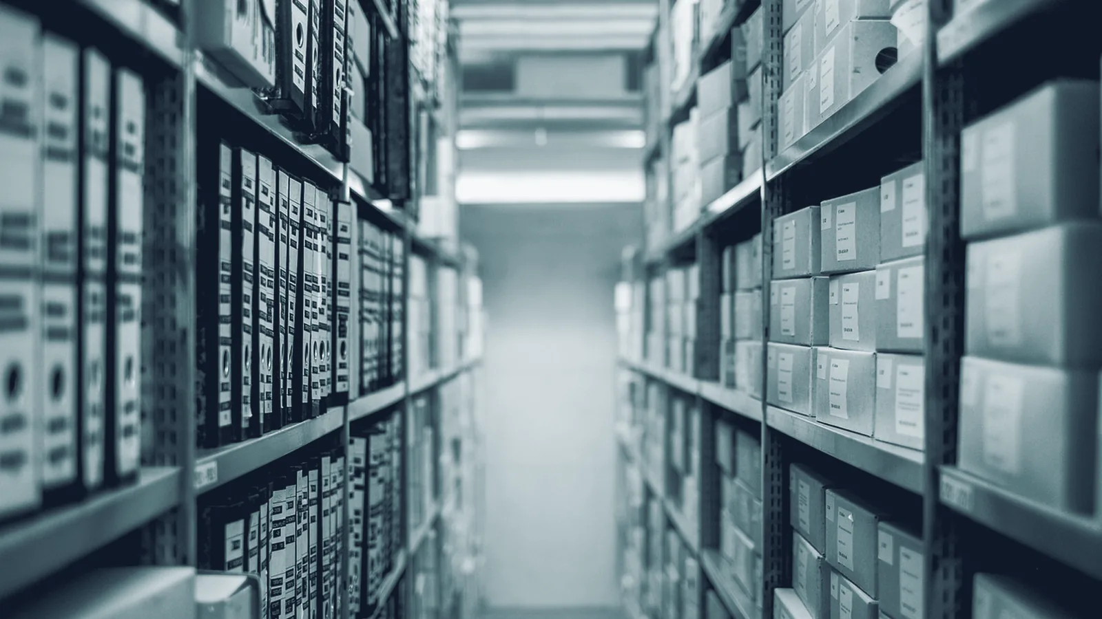 Archivgang mit Aktenregalen, wie er in einer Kanzlei steht