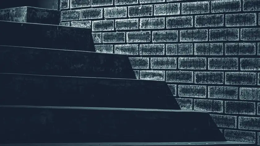 Betontreppe im Streiflicht, die Stufen setzen sich nach oben fort