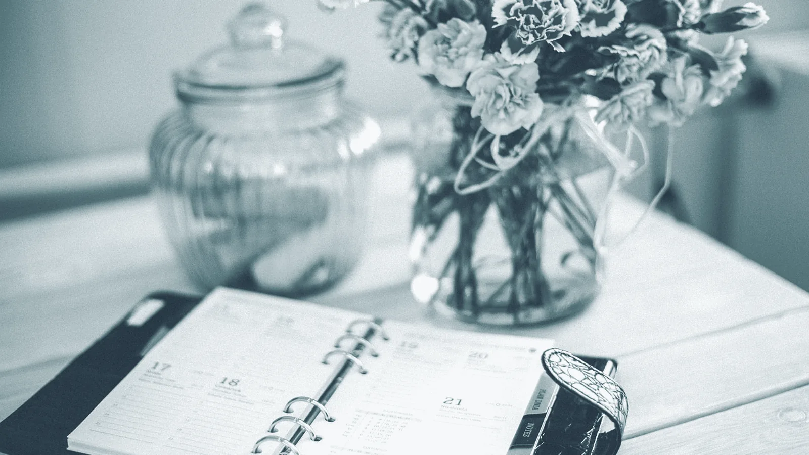 Monatskalender auf einem Schreibtisch — der feste Rhythmus der Reihe