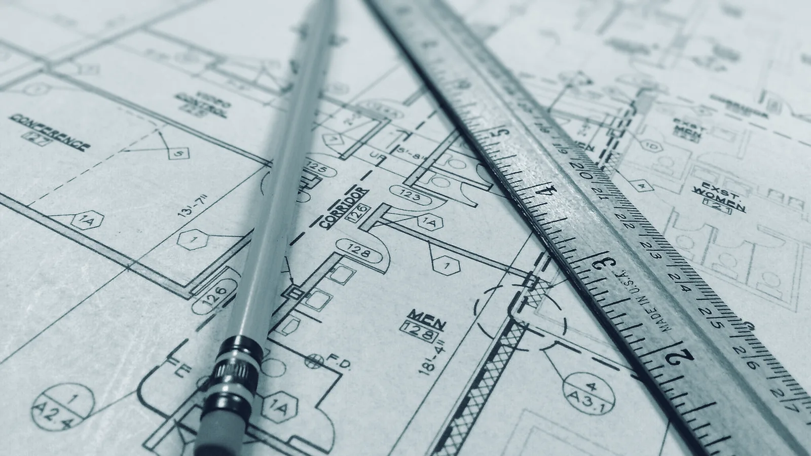 Bauplan in Blau mit Bleistift und Holzlineal darauf
