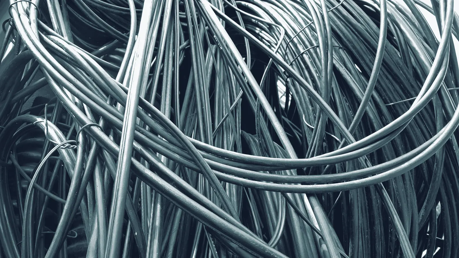 Ein Knäuel verschlungener Kabel — die Dienstelandschaft, die niemand vollständig überblickt